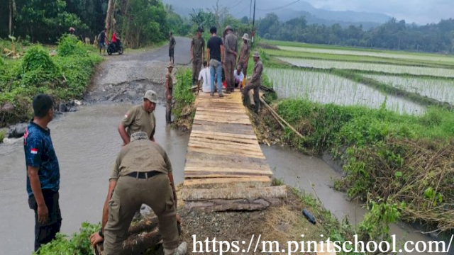 Brimob Polda NTT Bangun Jembatan Darurat